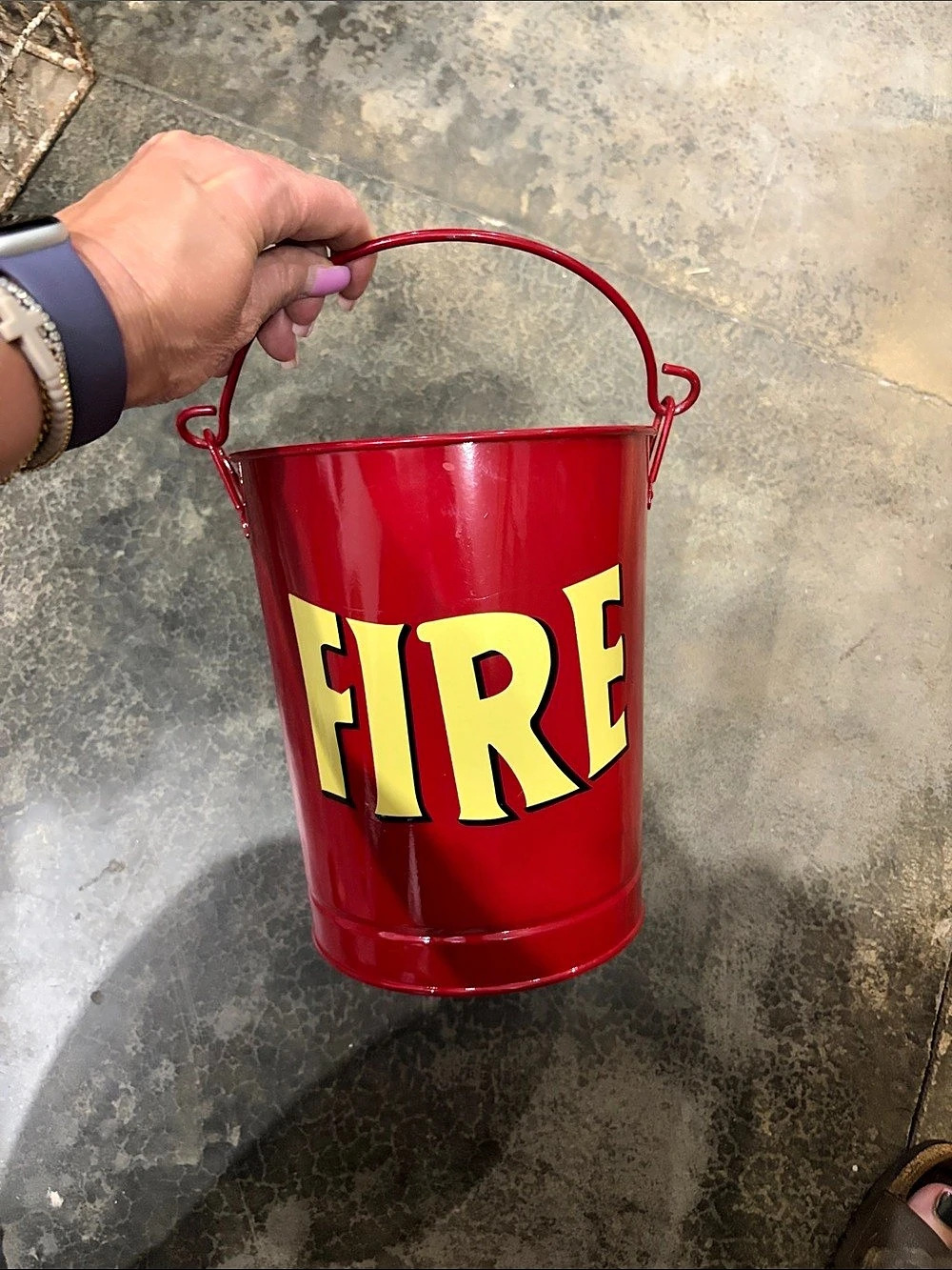 ❤️ 🔥 Vintage 🔥 ❤️ Red Metal Fire Bucket 8 1/2” tall 7” wide